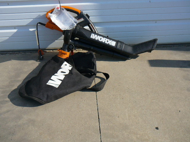 lot 26 image: Worx leaf & debris vacuum