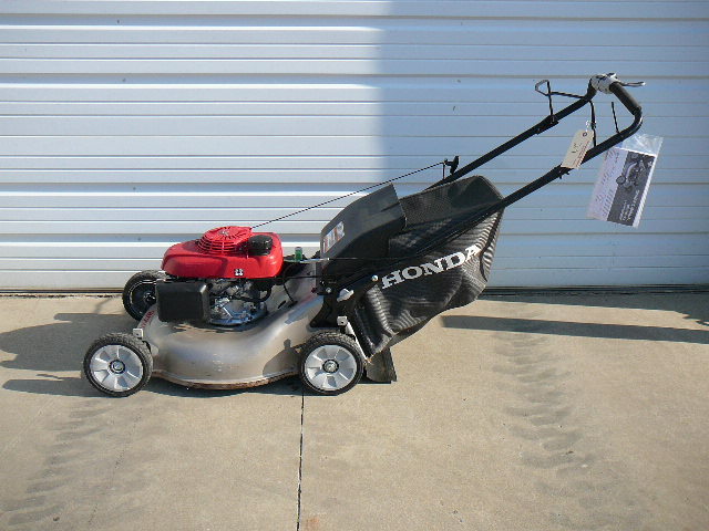 lot 29 image: Self propelled Honda walk behind lawn mower