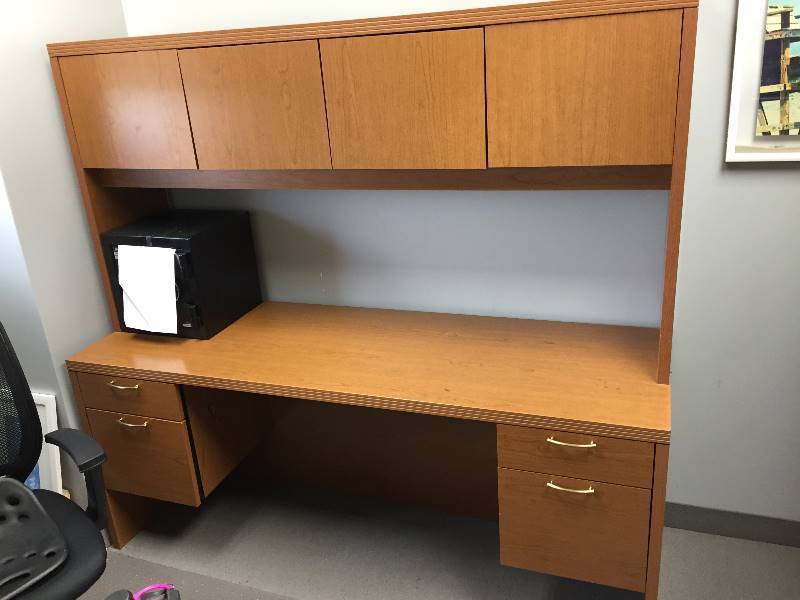 lot 90 image: Office Desk & Overhead Cabinets