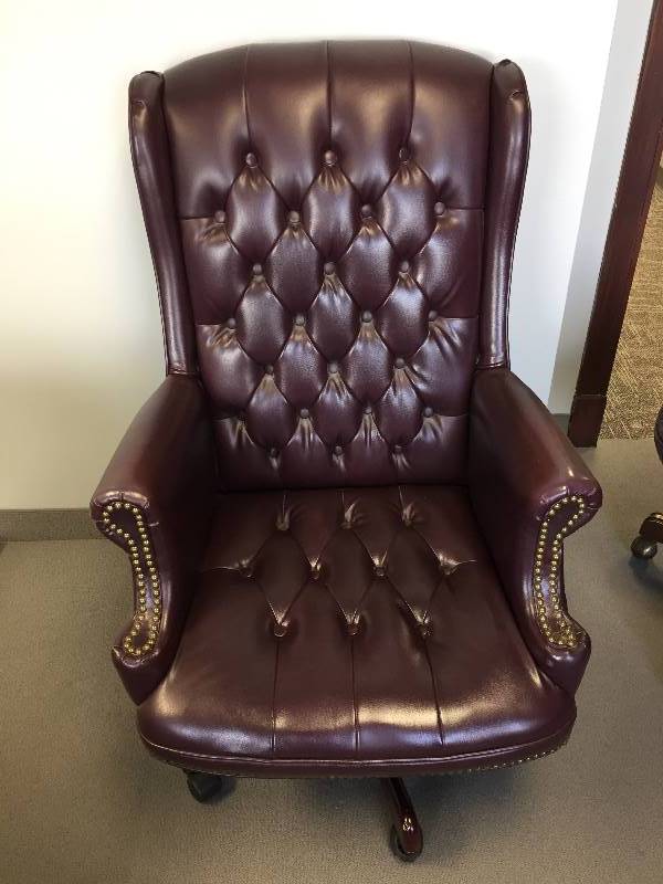 lot 5 image: Executive Desk Chair - Burgandy