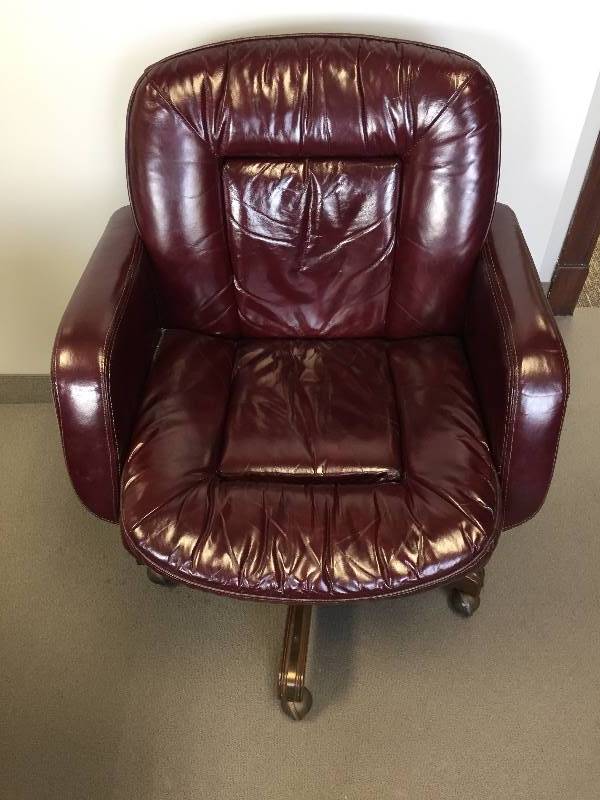 lot 3 image: Swivel Chair -LeatherCraft