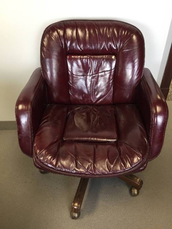 lot 4 image: Swivel Chair -LeatherCraft