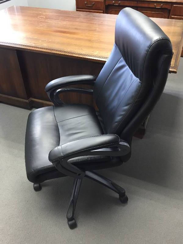lot 17 image: Executive Desk Chair