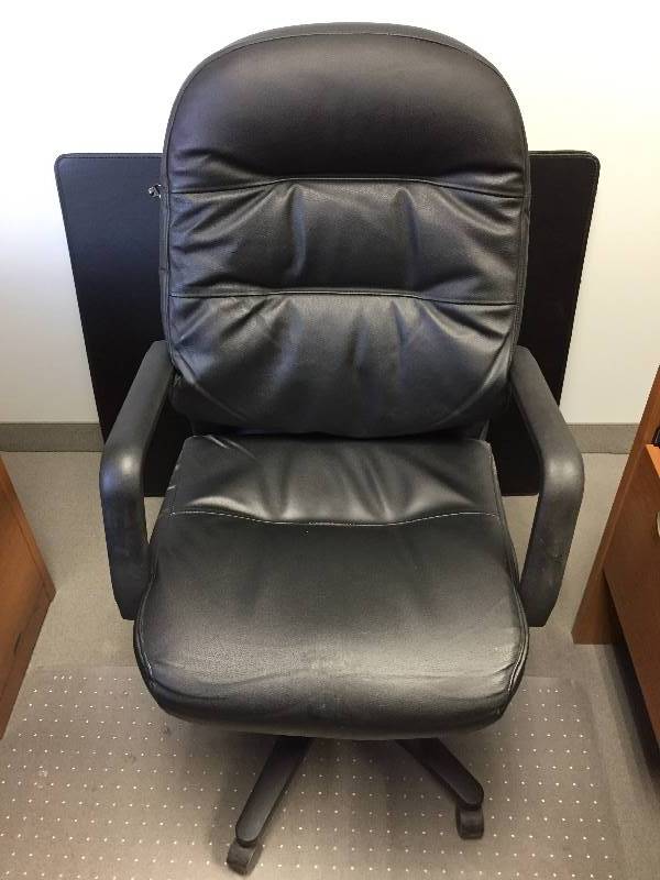 lot 32 image: Executive Desk Chair