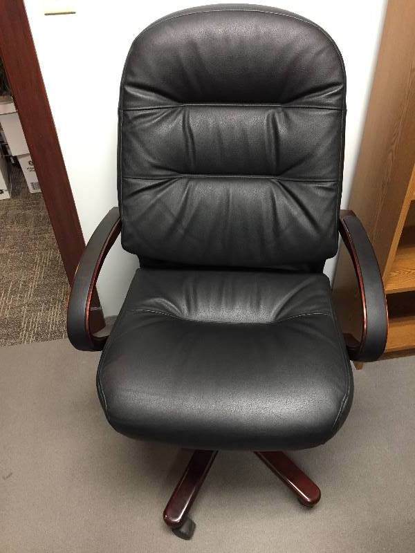 lot 33 image: Executive Desk Chair