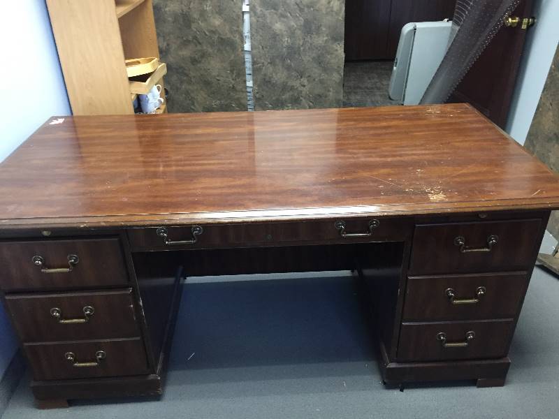 lot 37 image: Executive Desk