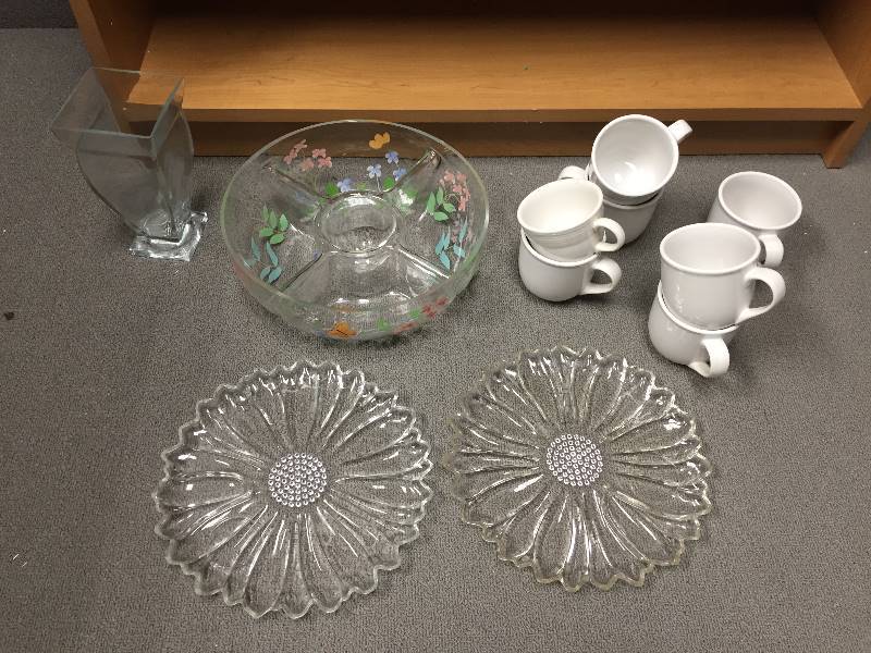 lot 45 image: Glass Serving Dishes & Mugs