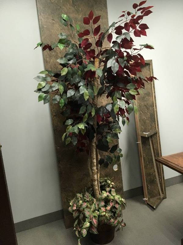 lot 142 image: Decorative Artificial Tree