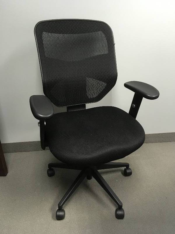 lot 143 image: Adjustable Office Desk Chair