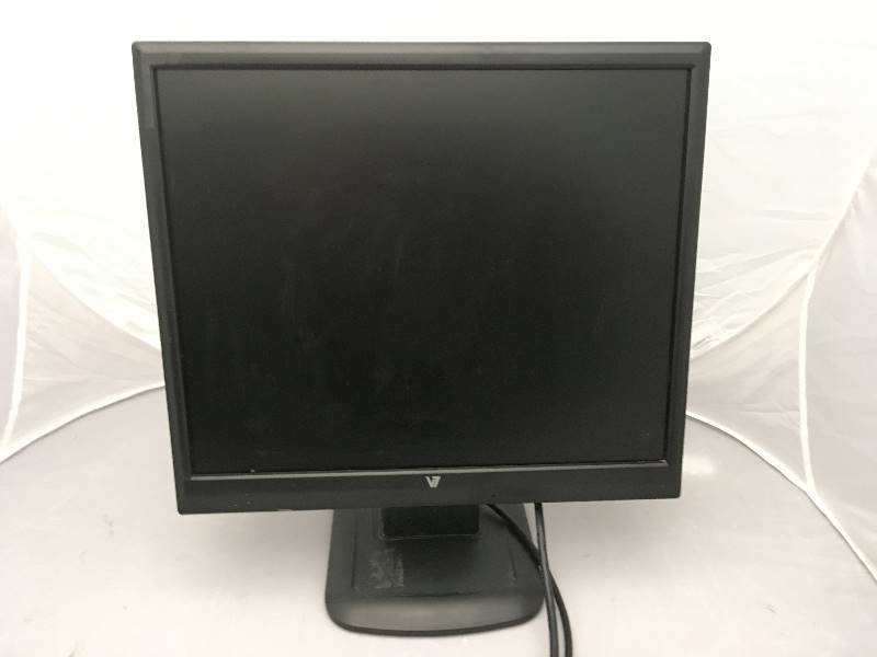 lot 191 image: V7 17 Monitor - TFT LCD D1711