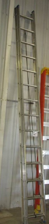 lot 77 image: 28 ft aluminum Extension ladder
