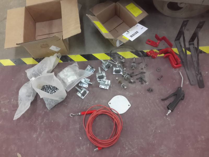 lot 287 image: Misc. Items from the workbench.. See closeups