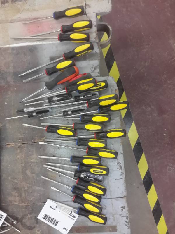 lot 291 image: Large lot of Screw Drivers as pictured