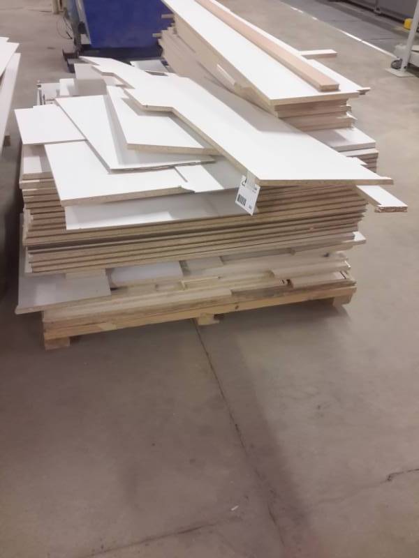 lot 352 image: Pallet of misc types, sizes of mfgr counter top.. Please inspect