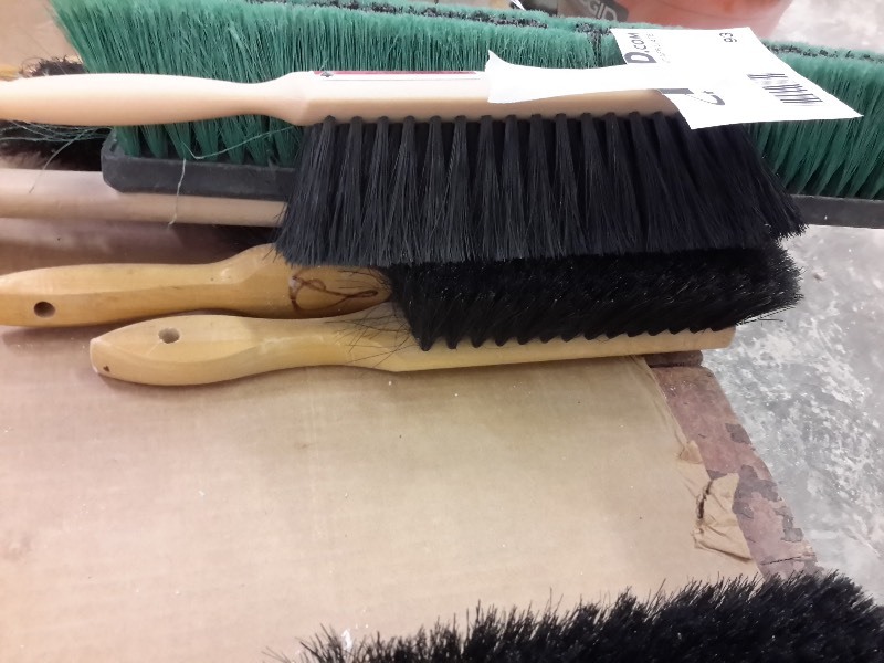 lot 93 image: Lot of bench brushes as shown