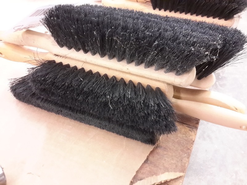 lot 94 image: Lot of bench brushes as shown
