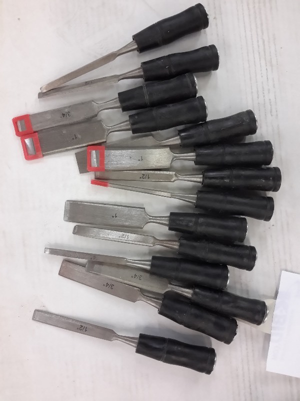 lot 102 image: Lot of wood chisels as pictured