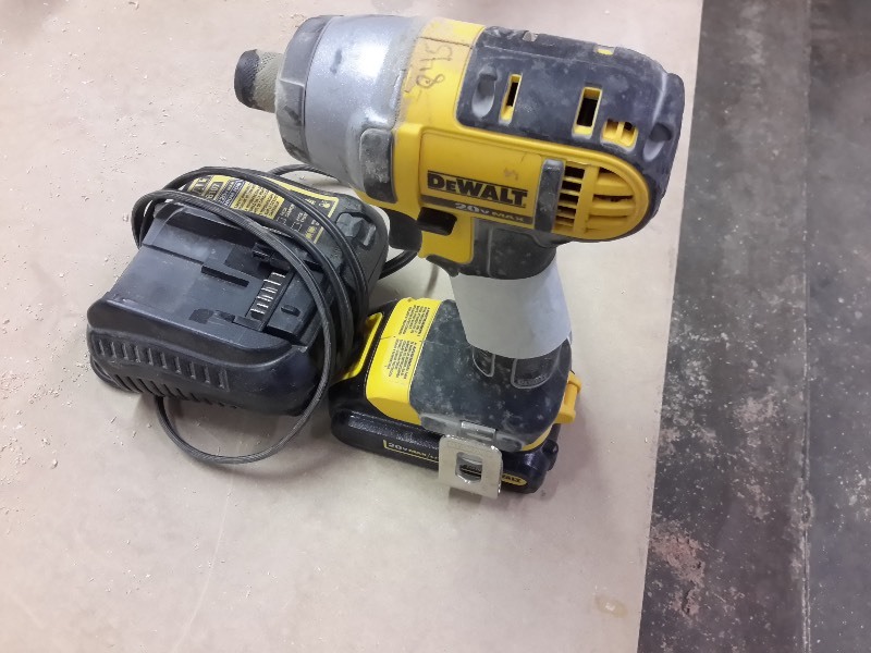 lot 223 image: DEWALT, DCF 885  14 in Cordless Impact Driver with charger