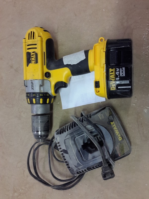 lot 230 image: DEWALT, DC930 XRP 12in Cordless DrillDriver Plus charger