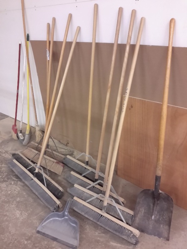 lot 313 image: Large lot of push brooms and other brooms