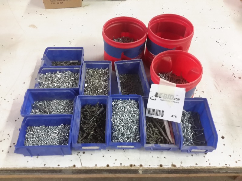 lot 416 image: large lot of wood screws as pictured