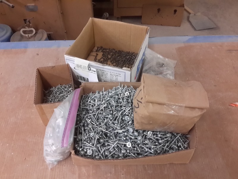 lot 423 image: Lot of screws as pictured