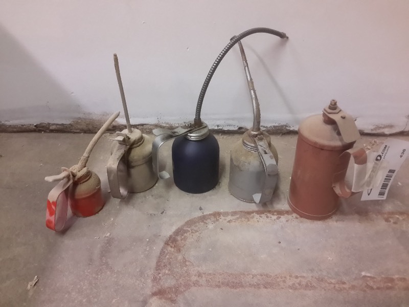 lot 436 image: Lot of Oil Cans