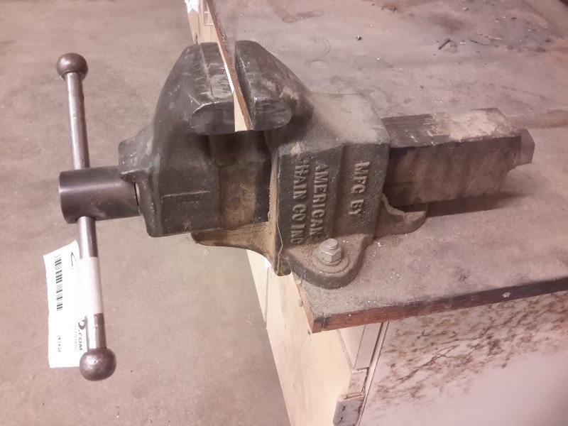 lot 432 image: American Chain Vise