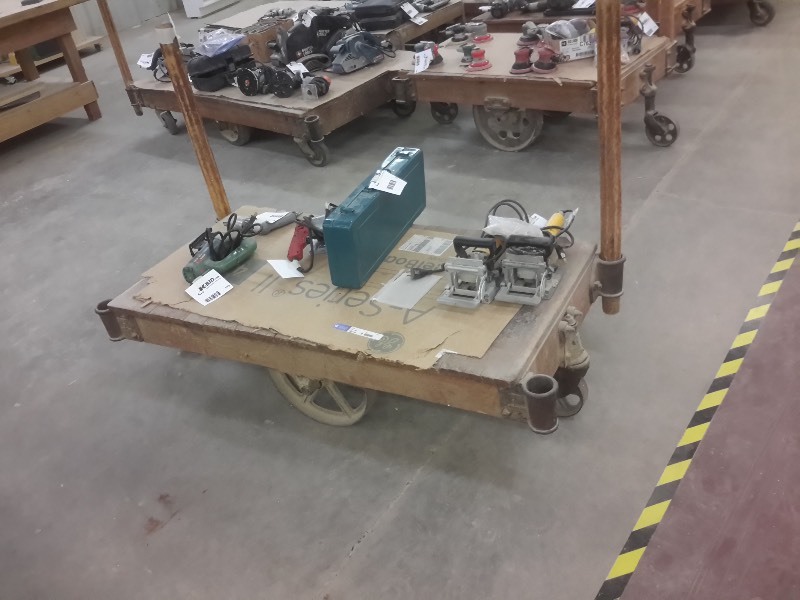 lot 517 image: Antique Railroad Cart.. Nothing on Cart included.. No markings