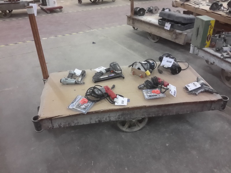 lot 520 image: Antique Railroad Cart.. Nothing on Cart included.. No markings