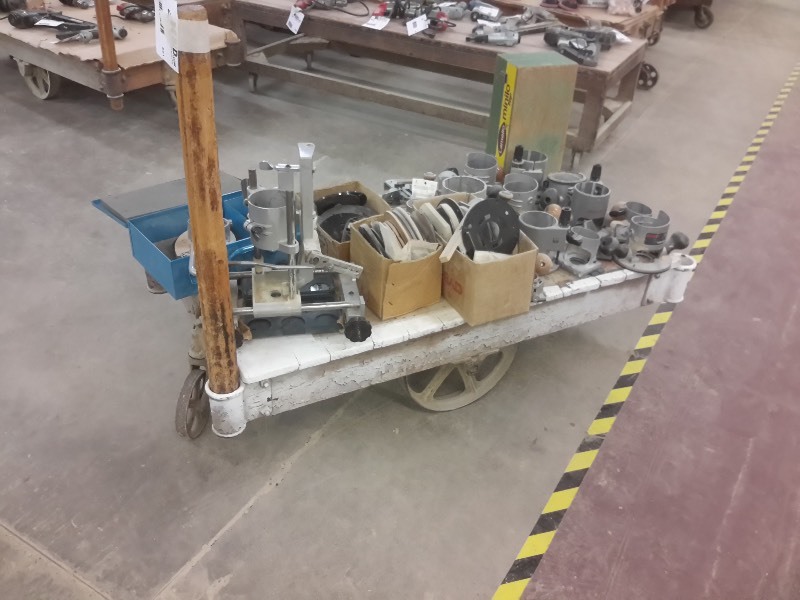 lot 521 image: Antique Railroad Cart.. Nothing on Cart included.. No markings