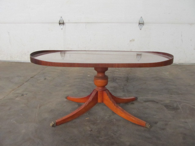 lot 5 image: Beautiful Vintage Mahogany Raised Edge Oval Coffee Table
