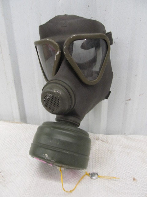 lot 9 image: Vintage German Military Gas Mask