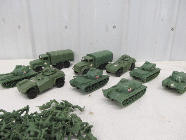 lot 10 image: Large Lot of Vintage Processed Plastics Toy Soldiers and Vehicles