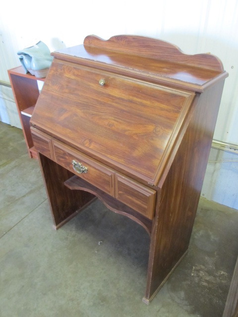 lot 68 image: Writing Desk