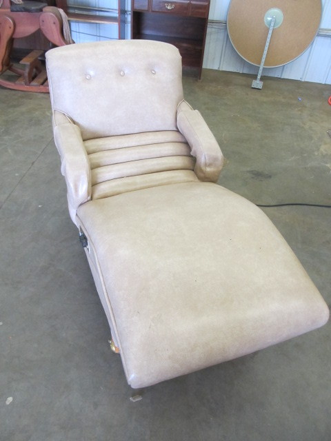 lot 33 image: Working Countour Lounge Chair