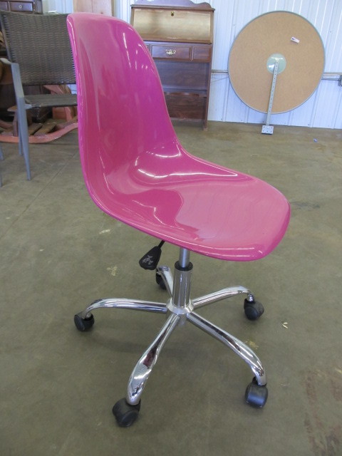 lot 35 image: Nice Rolling Pink Adjustable Office Chair