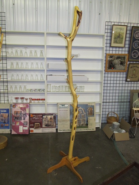 lot 72 image: Diamond Willow CoatHat Rack