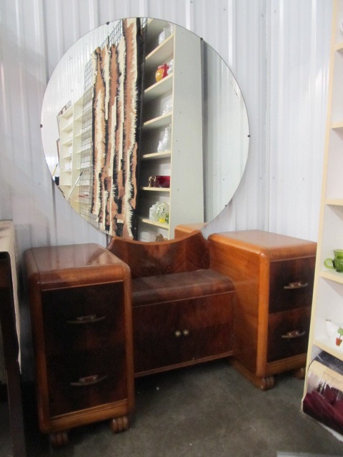 lot 87 image: Beautiful Vintage Deco Vanity Dresser