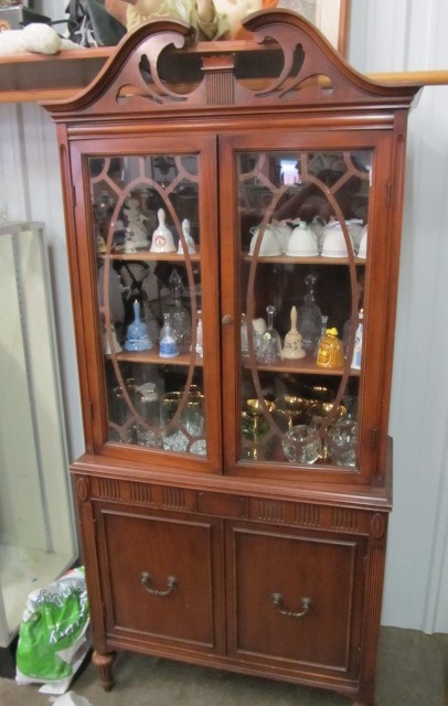 lot 91 image: Beautiful Vintage Mahogany Hutch