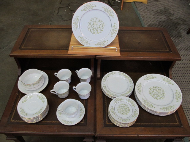 lot 92 image: Cotillion Golden Scroll China Set