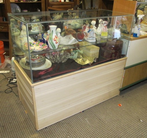 lot 105 image: Retail Display Cabinet