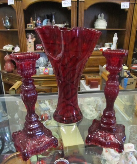 lot 106 image: Ruby Red Candlesticks & Art Glass Vase