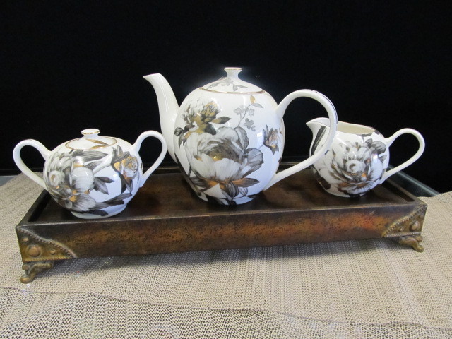 lot 107 image: Porcelain Tea Service Set