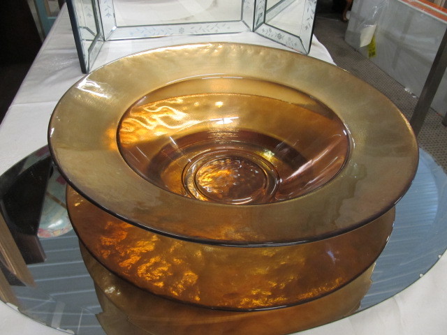 lot 112 image: LARGE Textured Art Glass Centerpiece Bowl wCharger Plate