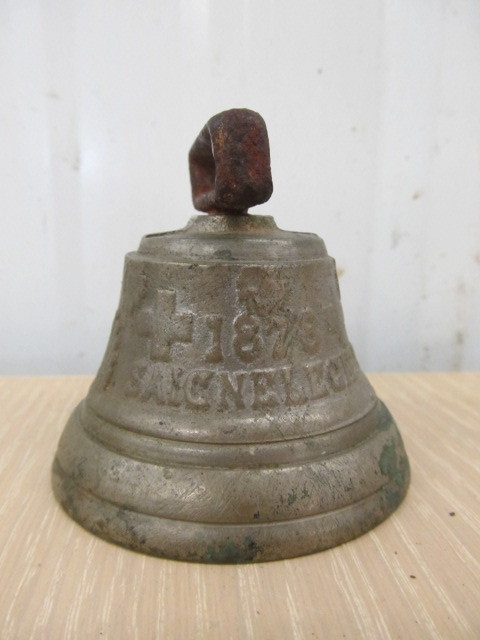 lot 127 image: Vintage Iron French Cow Bell