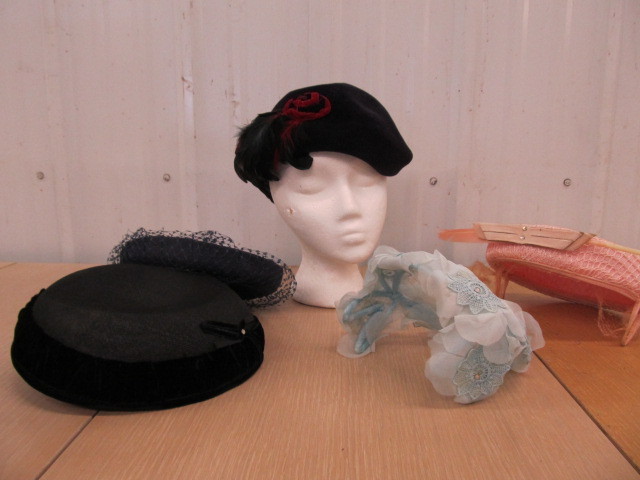 lot 138 image: Nice Group of Vintage Ladies Hats