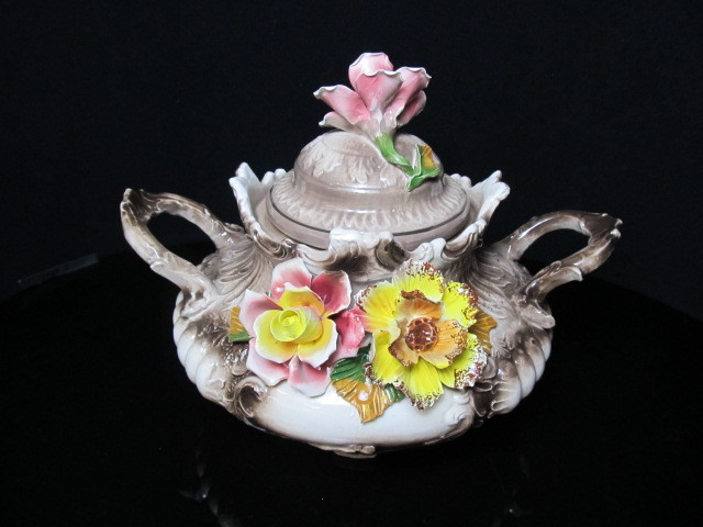 lot 147 image: Beautiful Vintage Italian Capodimonte Lidded Tureen