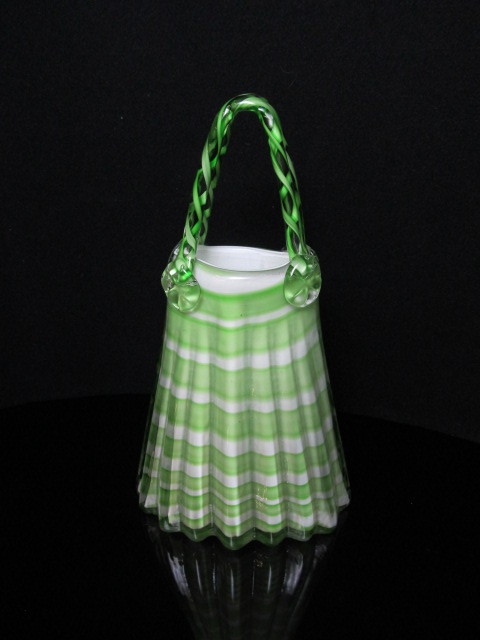 lot 151 image: LARGE Art Glass 16 Purse