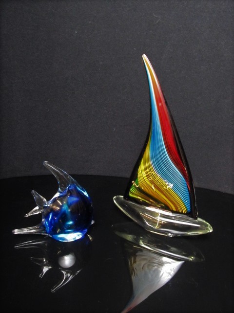 lot 152 image: Dynast Gallery Art Glass Sailboat & Fish